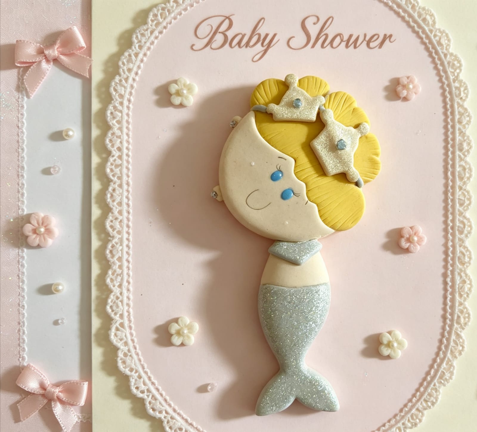 Figura de sirena y detalles florales con texto Baby Shower